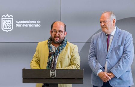 Los concejales José Luis Cordero y Antonio Rojas anunciaron, a las 13:15 horas de este viernes, la decisión del equipo de gobierno.