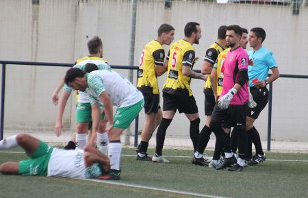 Los jugadores del GE Bazán protestan al árbitro Cervantes Lorenzo la expulsión de Bryan Herreros al borde del descanso.