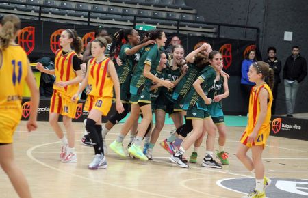 La selección andaluza femenina celebra el pase a la final del Campeonato de España tras darle un repaso en semifinales a Cataluña. 