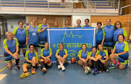 Los dos equipos de 'Mas que veteranas' que participaron en la Maxicopa en Huelva. 