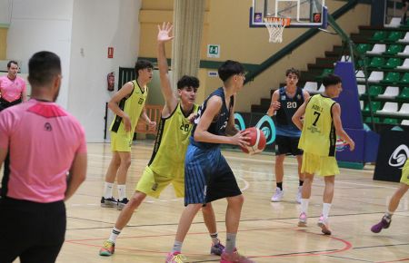 José Manuel Armario, del Cimbis, acabó con 23 puntos y 11 rebotes en el partido con el colegio Virgen del Carmen de Córdoba.