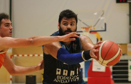 Pepe Ruiz busca un pase a un compañero