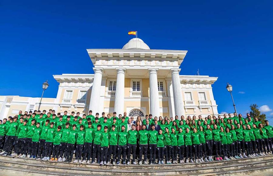 Las selecciones andaluzas de balonmano, junto a las autoridades, se hicieron la foto oficial en el Observatorio de Marina de San Fernando.
