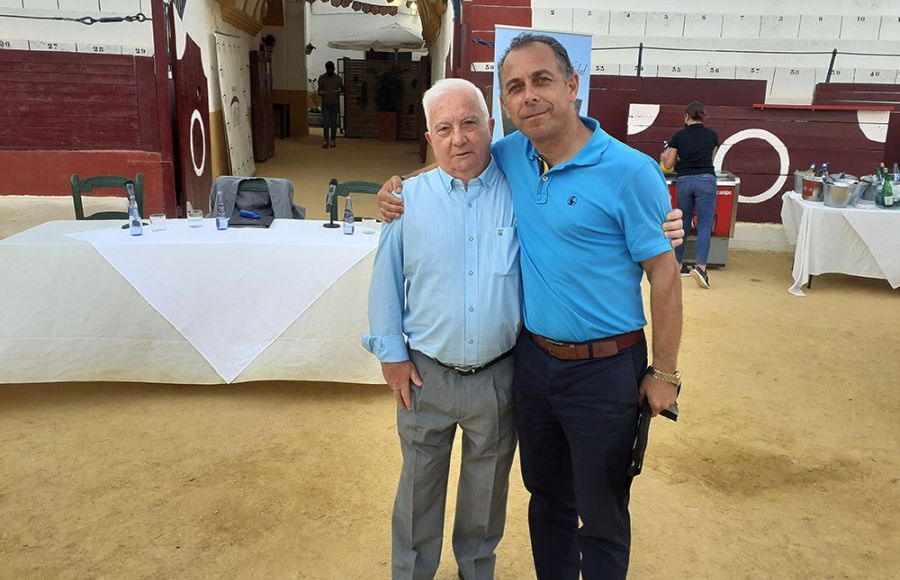 Braulio González Vidal junto al empresario isleño Antonio Jesús Sánchez Macías, que también figura en la lista de las personas que apoyan la iniciativa. 