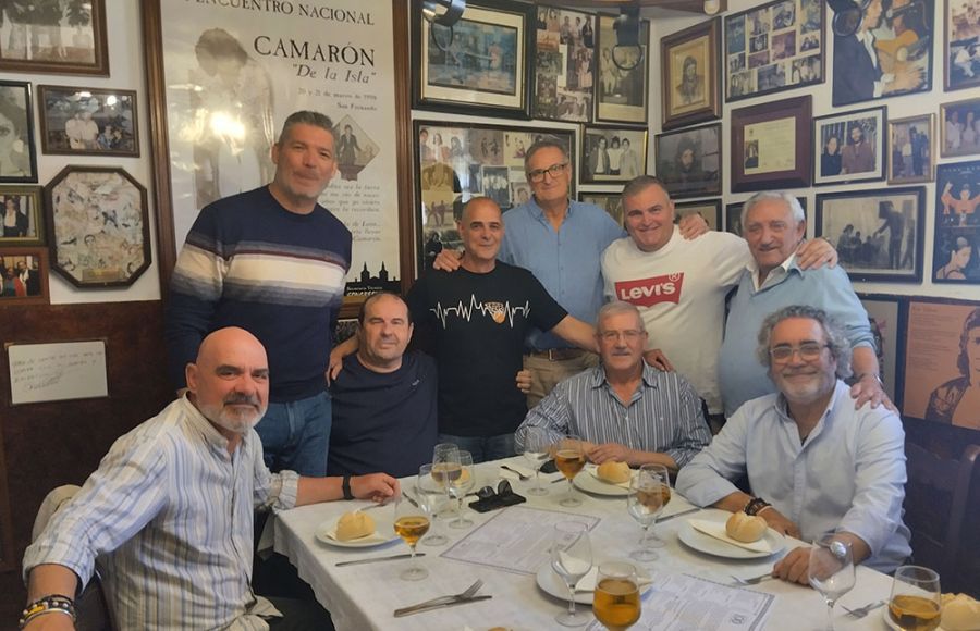 De pie aparecen Miguel Rey, Manolo Moldes, Juanma Villegas, José Ramón García Ortiz y José Antonio Cureses. Sentados están Mateo Iglesias, Fernando Miranda, Alfonso Quirós y Pedro Guijo.
