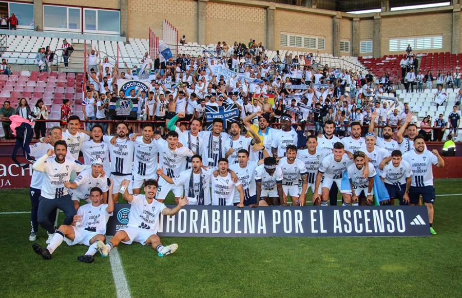 El Marbella festejó el ascenso en Las Gaunas de Logroño. 