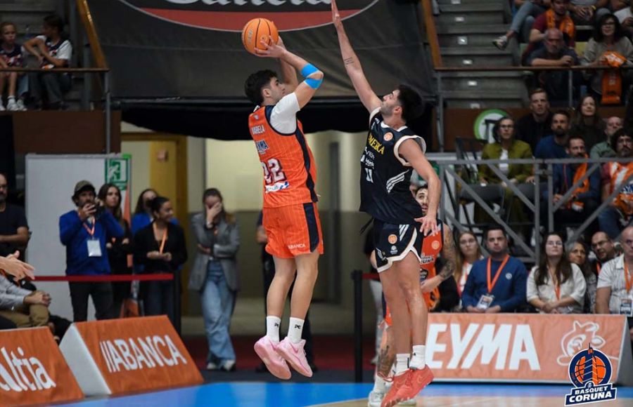 Carlos Varela lanza a canasta en un partido del Leyma Basquet Coruña de Primera FEB y que busca el ascenso a la ACB. 