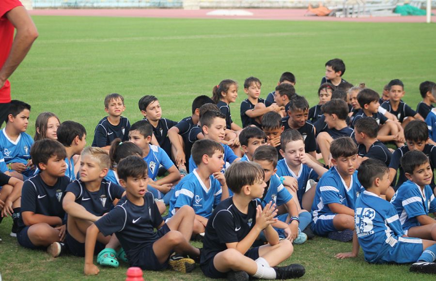 Los alumnos de la Escuela Bahía y los usuarios en general contarán pronto con un nuevo césped en el anexo 1 de Bahía Sur. 