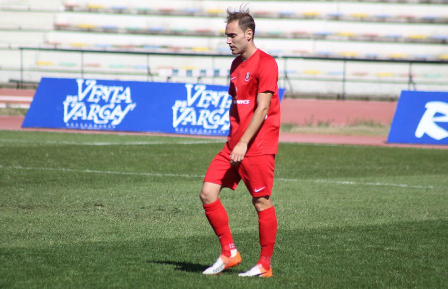 Cristian Herrera, con la UD Ibiza en la temporada 18-19 (en Segunda B) ante el San Fernando CD en el estadio Bahía Sur. 