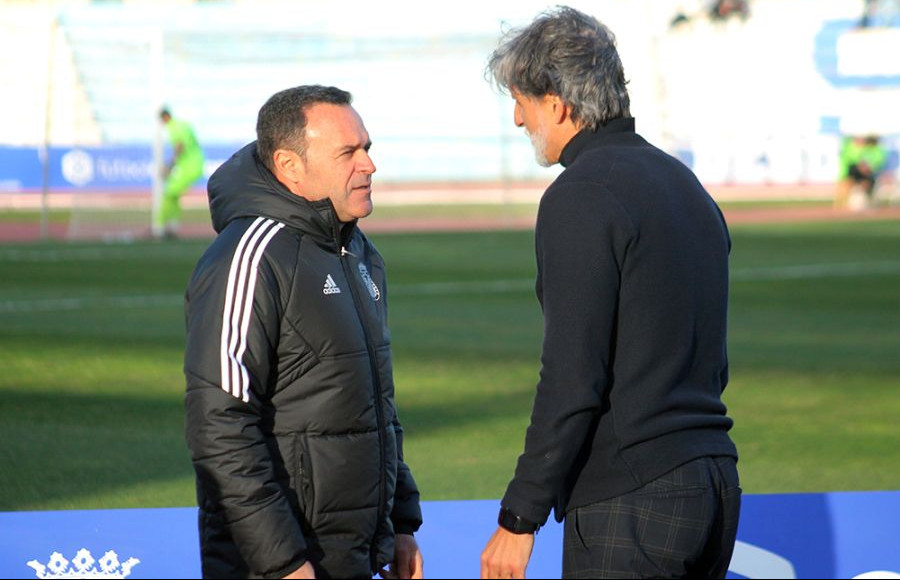 Pablo Alfaro charla con José María Salmerón, técnico del Badajoz, antes del comienzo del partido en Bahía Sur