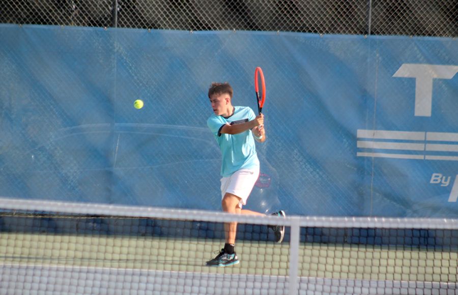 El granadino Pablo Pérez Navarro, cabeza de serie número 1, devuelve una bola en la semifinal ante Ángel Guerrero Melgar. 