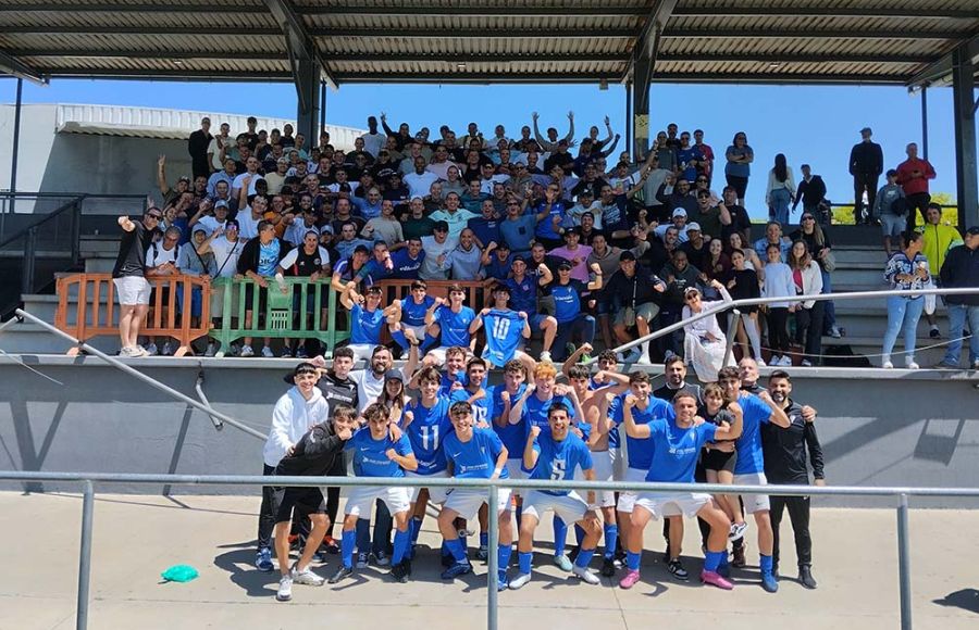 El juvenil A de la Escuela Bahía contó con el apoyo de unos 150 soldados de Camposoto, que le llevaron en volandas a la permanencia