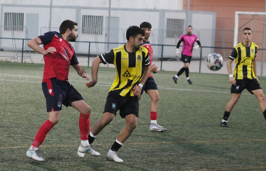 Jesús Gutiérrez pelea por el balón junto a un barbateño. 