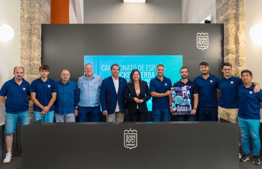 La alcaldesa Patricia Cavada, el concejal Antonio Rojas, el presidente de la F. Andaluza y el presidente, entrenadores y los jugadores del CH San Fernando Miguel y Juan Muiño, Álvaro Romero, Julián Agenjo y Adrián Fernández posaron con el cartel.