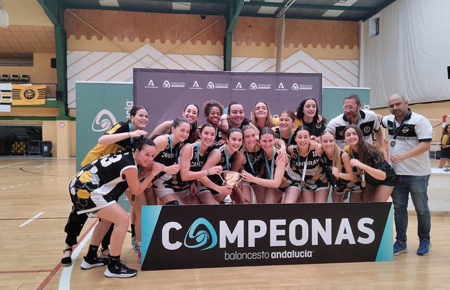Las jugadoras y técnicos de la SD Candray posan con el trofeo de campeonas provinciales. 