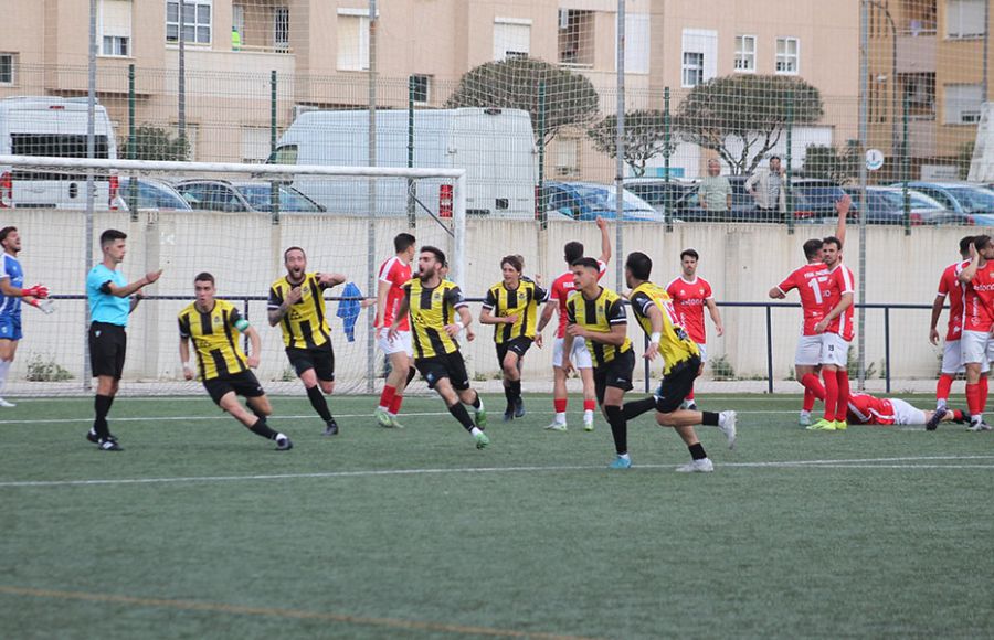 Los jugadores del GE Bazán celebran el 2-2 definitivo. 