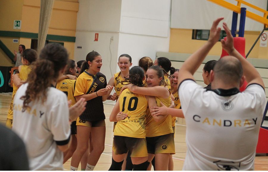 Las jugadoras de la SD Candray celebran el triunfo ante el Coria ante los aplausos de dos de sus entrenadores. 