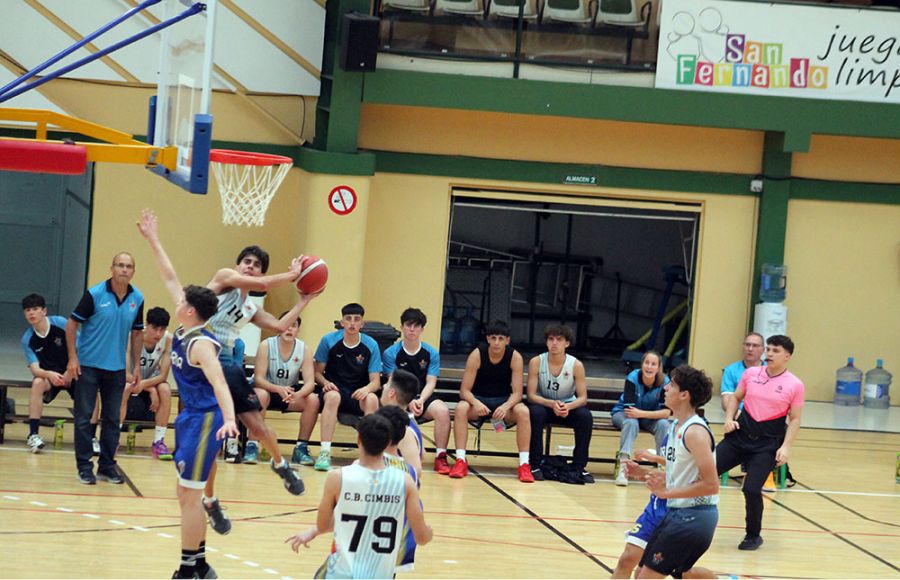 Mario Prieto, del Cimbis cadete, intenta una acrobática canasta durante el partido de este jueves ante el Coria. 