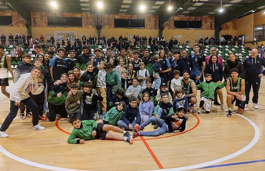 Los dos equipos y entrenadores del CB San Fernando y Cimbis, junto a canteranos verdinegros, posaron juntos para DEPORTEDELAISLA.COM