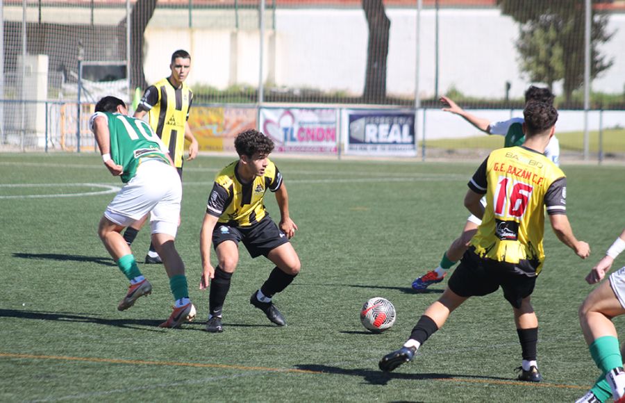 Diego López, del GE Bazán, se lleva el balón ante un jugador del Rota y ante la atenta mirada de su compañero Álex Granado. 