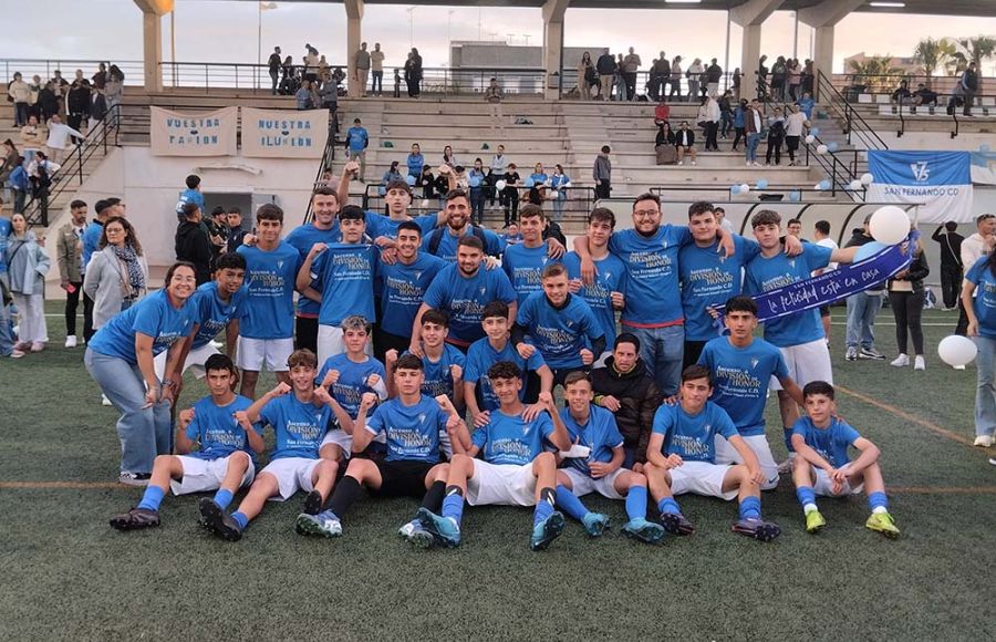 El infantil A del San Fernando CD asciende por vez primera a la División de Honor Andaluza tras superar de nuevo al Sevilla FC. 