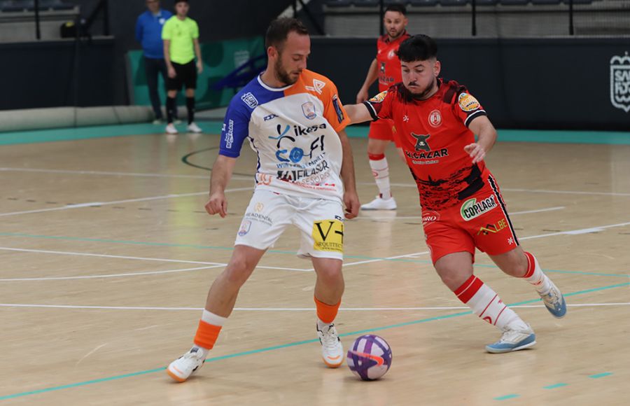 Israel Richarte protege el balón ante el acoso de un rival. 