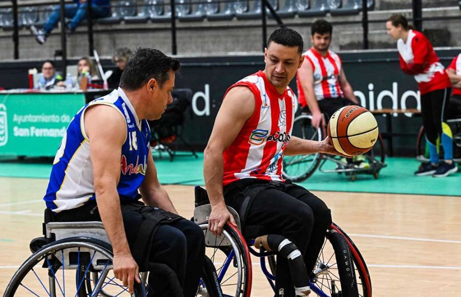 Antonio Benítez, decisivo de nuevo con 31 puntos, defiende a un jugador almeriense. 