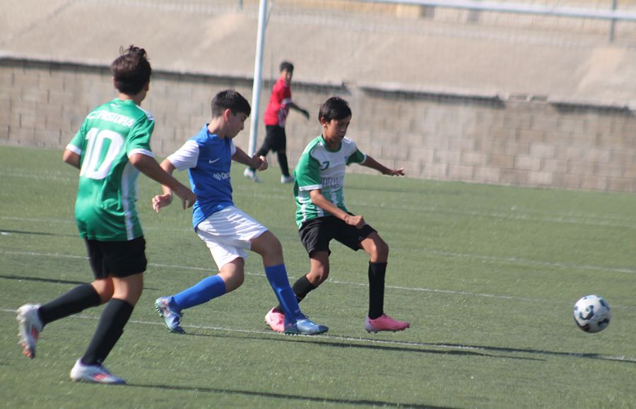 El infantil B del San Fernando CD remontó (5-2) tras el descanso ante el Pastora 1966, que al descanso ganaba 1-2 con goles de Raúl Marente (10) y Álvaro Maldonado, ambos en la foto. 