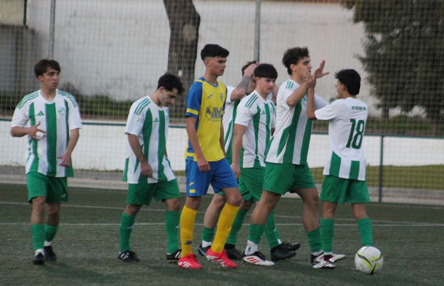 El central Aurelio García, segundo por la derecha, es felicitado por sus compañeros tras marcar el 1-0. 