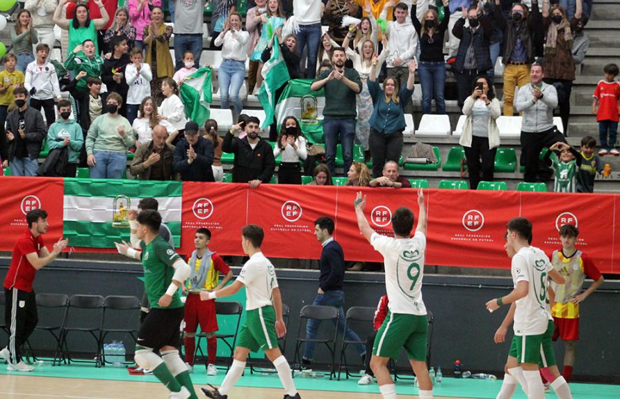 Pablo Cendán celebra el 4-2 de Andalucía con su afición. 