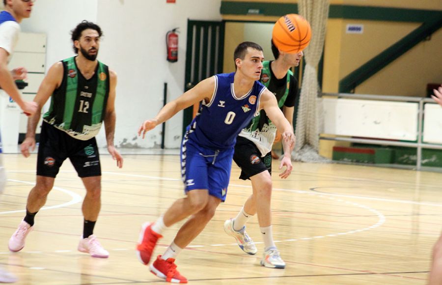 El sanluqueño Jorge Pina, con el Real Betis la pasada temporada ante el CB San Fernando en la Tercera FEB. 