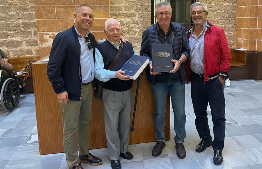 El presidente del Club Natación, Clemente Ruiz, y Braulio muestran los dos libros de firmas. 