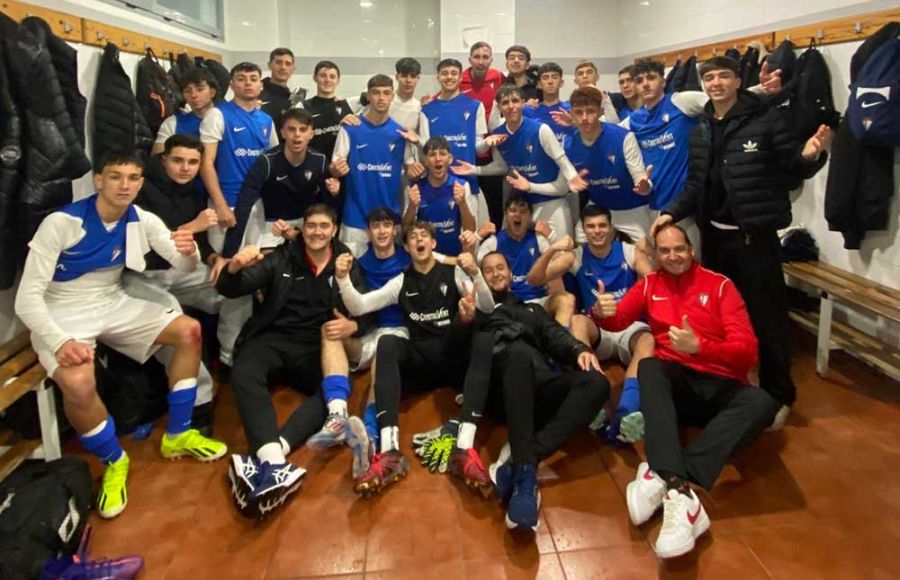 La alegría del cadete A del San Fernando CD tras tumbar al líder Real Betis. 