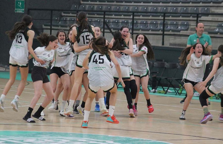 La explosión de alegría de las jugadoras del Cordobasket tras concretarse su triunfo y el pase a la final y también al Campeonato de España. 