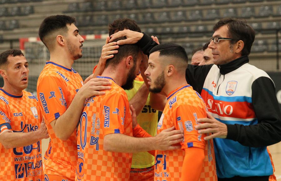 Israel Richarte es felicitado tras marcar uno de sus dos goles. 