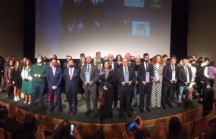 Todos los premiados en la Gala junto a las autoridades. 