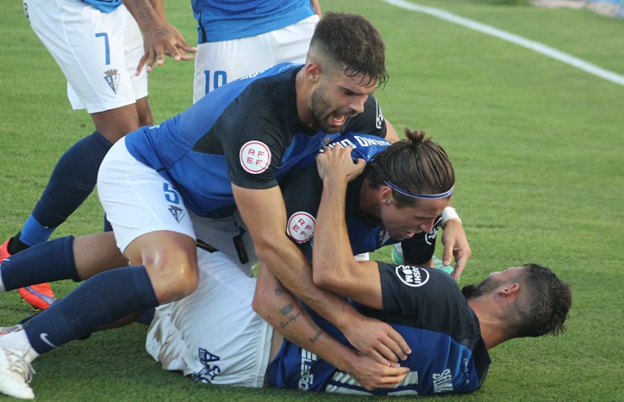 Carlos Blanco y Dani Aquino 'aplastan' a Dani Selma tras el 1-0. 