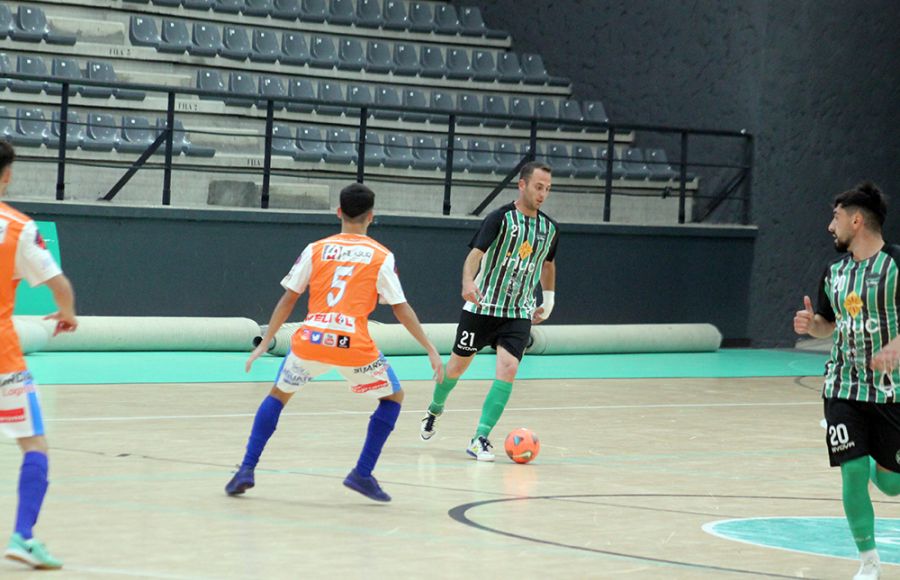 Israel Richarte, en la foto conduciendo el balón con Los Amigos de Puerto Real, con el que se proclamó campeón, es uno de los refuerzos. 