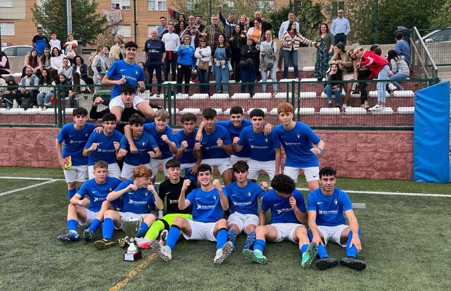 El juvenil A de la Escuela Bahía luchará por el ascenso a Tercera Andaluza.