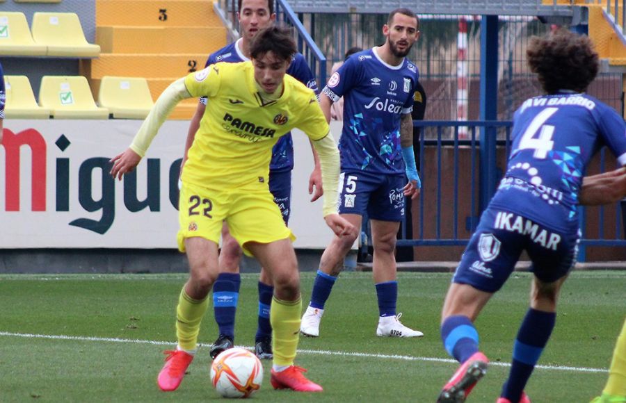 Lanchi con el Villarreal B ante el Sanluqueño. Al fondo aparece Javi Navarro, otro refuerzo azulino.