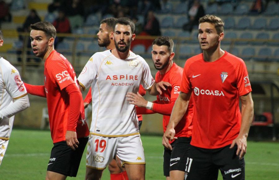 Dani Molina, David Ramos y Jon Ceberio vigilan a Claudio Medina, autor del primer gol de la Cultural Leonesa, antes de botarse una falta