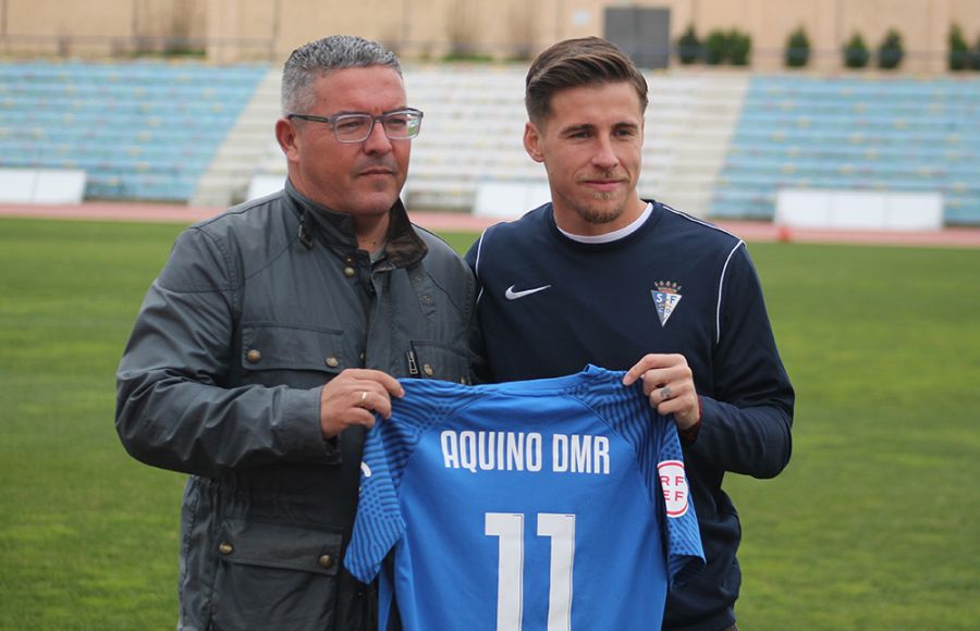 Dani Aquino, junto a David Vizcaíno, muestra la camiseta con su apellido y las iniciales de sus hijos Dani, Mauro y Romeo, que viene en camino. 