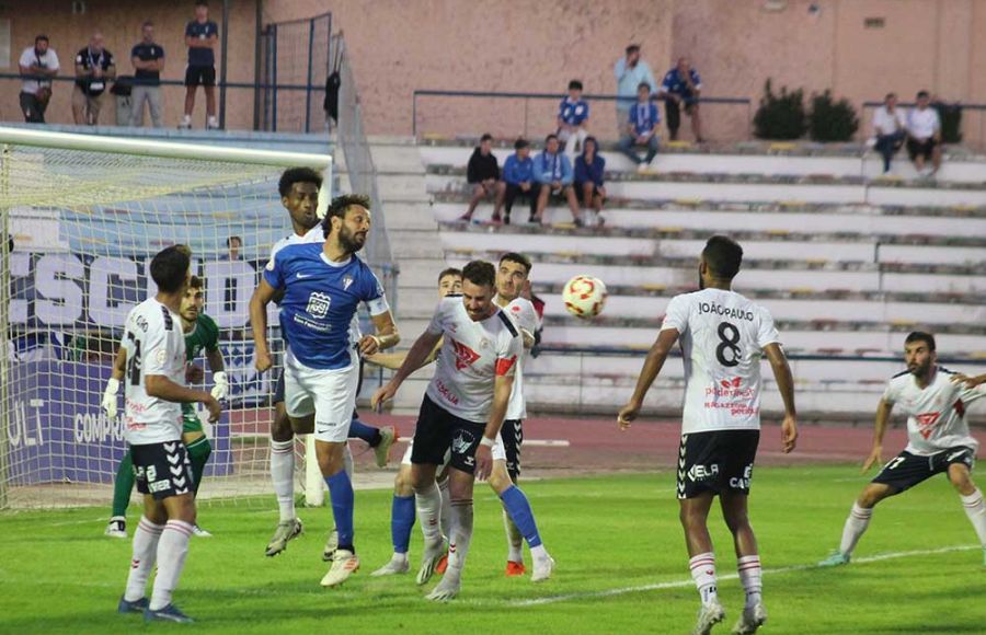 Germán, en la imagen en el partido de la primera vuelta ante el Antoniano en el estadio Bahía Sur, es baja por sanción para Lebrija.