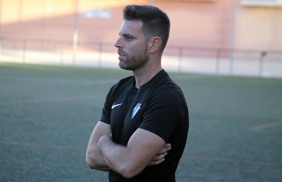 Ale Velázquez ha dado el salto al banquillo del filial del San Fernando CD, procedente del juvenil A de la Escuela Bahía.