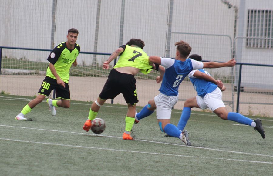 El extremo isleño del Real Betis, Rubén Richarte intenta el remate a portería a pesar del agarrón del azulino Saúl Benítez. 