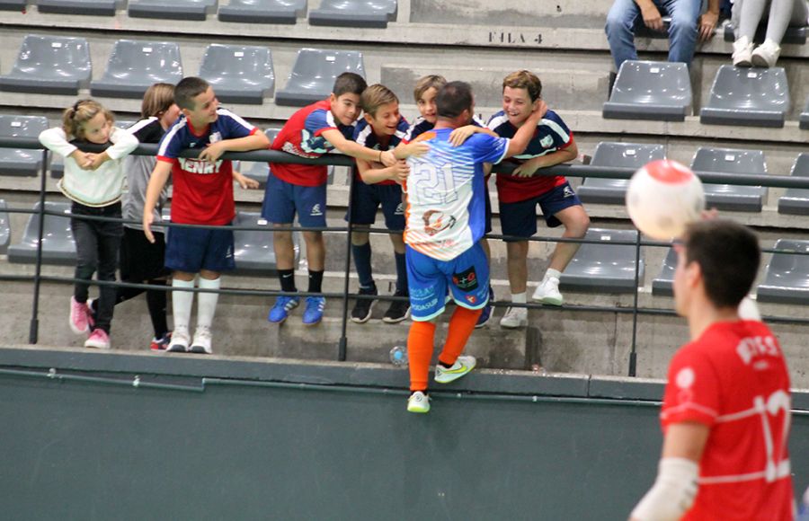 Tonono se subió a la grada para celebrar el gol del triunfo con su hijo y los jugadores de su equipo alevín. 