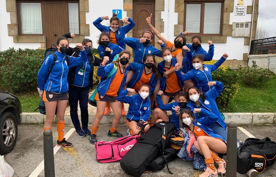 Las jugadoras isleñas celebran el pase a la final en las puertas del hotel