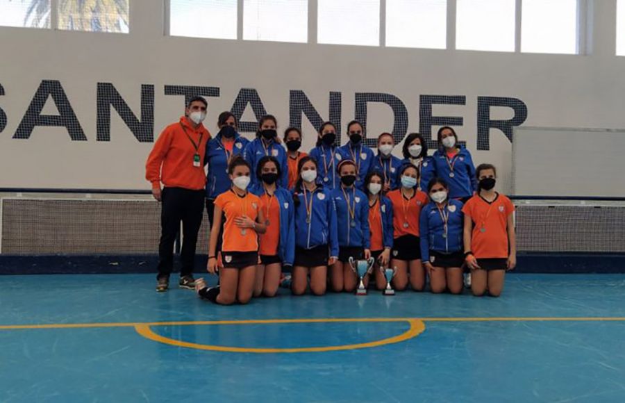 Las jugadoras del CH San Fernando junto al cuadro técnico y Manuel Alconchel.