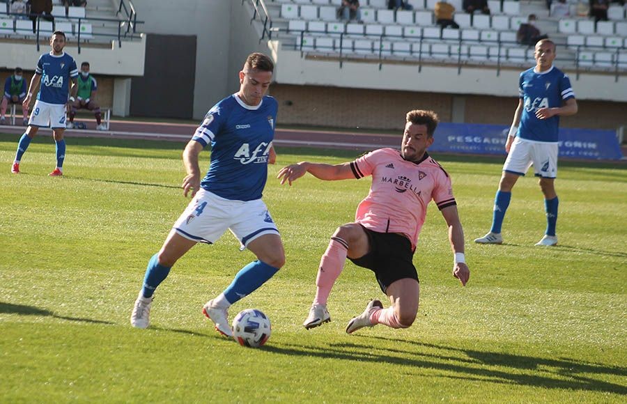 Juan Rodríguez golpea el balón ante la entrada del visitante Chumbi