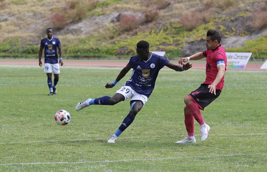Ekangamene ensaya el disparo a puerta ante Gabi Ramos. 